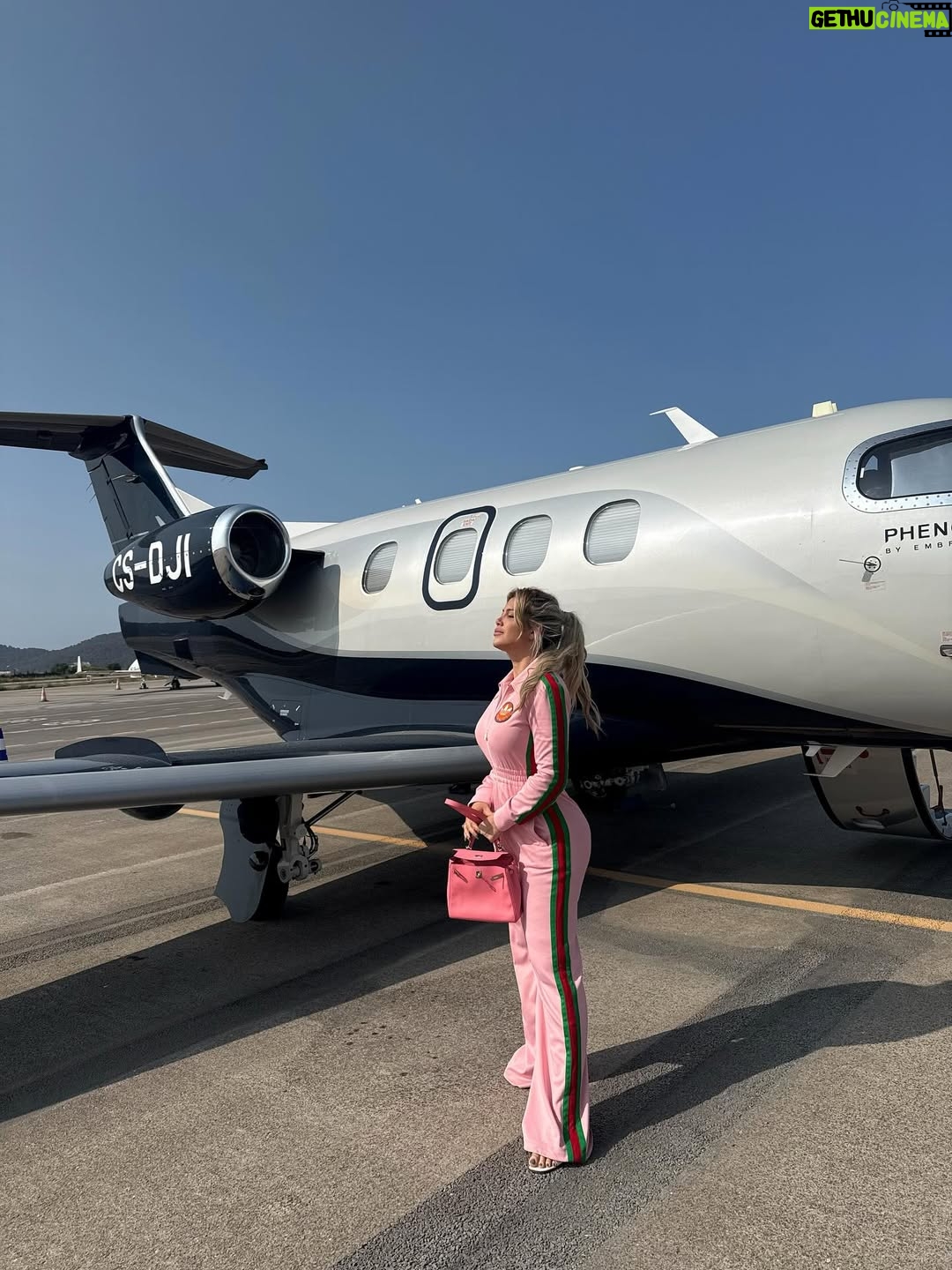 Wanda Nara - 711.7K Likes - Otro año más en mi isla favorita 🍒 nos vemos pronto Ibiza 

@ap_ibiza