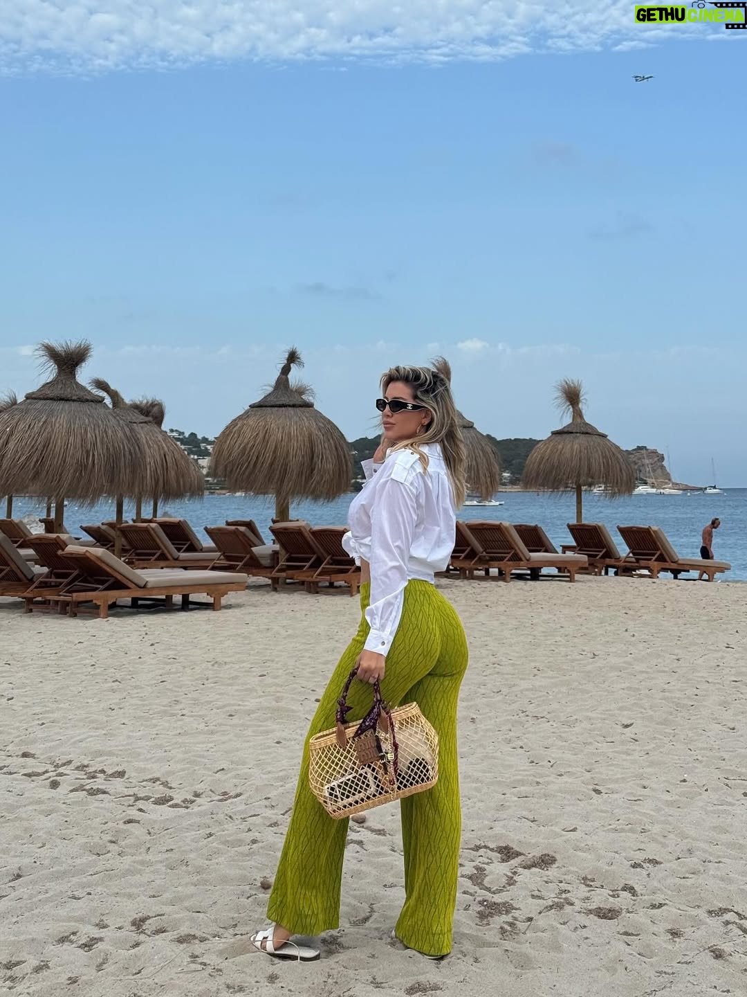 Wanda Nara - 711.7K Likes - Otro año más en mi isla favorita 🍒 nos vemos pronto Ibiza 

@ap_ibiza