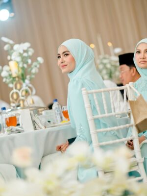 Wany Hasrita Instagram - #SetulusTakdirFattahAmira Saat yang paling saya tunggu adalah dimana Nadia Amira berjumpa dgn cinta hatinya. Dan semalam , akhirnya dia sudah bergelar isteri. Biar setiap cerita disimpan rapi, kita buka lembaran baru. Hiduplah kalian dgn tujuan dan matlamat yang sama, iaitu untuk kita semua dapat berjumpa & berkumpul kembali di Syurga Firdaus nanti, di negeri abadi.
Sayang @amiraaothman Lillahitaāala, walaupun dia muda setahun dr saya, tapi dialah paling kakak, sangat matang, penyabar & tenang orangnya. Saya harap semua yang baik-baik utk dia sekeluarga dunia akhirat.
.
P/s: Alhamdulillah, mlm td sy tak cengeng sgt, sbb dah settle banjir masa rehearsal. šāāļø
.
š : @samm_republic
š : @hayattmarni
šø : @mv4r