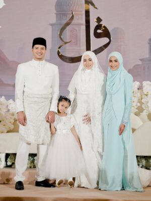 Wany Hasrita Instagram - #SetulusTakdirFattahAmira Saat yang paling saya tunggu adalah dimana Nadia Amira berjumpa dgn cinta hatinya. Dan semalam , akhirnya dia sudah bergelar isteri. Biar setiap cerita disimpan rapi, kita buka lembaran baru. Hiduplah kalian dgn tujuan dan matlamat yang sama, iaitu untuk kita semua dapat berjumpa & berkumpul kembali di Syurga Firdaus nanti, di negeri abadi.
Sayang @amiraaothman Lillahitaāala, walaupun dia muda setahun dr saya, tapi dialah paling kakak, sangat matang, penyabar & tenang orangnya. Saya harap semua yang baik-baik utk dia sekeluarga dunia akhirat.
.
P/s: Alhamdulillah, mlm td sy tak cengeng sgt, sbb dah settle banjir masa rehearsal. šāāļø
.
š : @samm_republic
š : @hayattmarni
šø : @mv4r