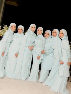Wany Hasrita Instagram - #SetulusTakdirFattahAmira Saat yang paling saya tunggu adalah dimana Nadia Amira berjumpa dgn cinta hatinya. Dan semalam , akhirnya dia sudah bergelar isteri. Biar setiap cerita disimpan rapi, kita buka lembaran baru. Hiduplah kalian dgn tujuan dan matlamat yang sama, iaitu untuk kita semua dapat berjumpa & berkumpul kembali di Syurga Firdaus nanti, di negeri abadi.
Sayang @amiraaothman Lillahitaāala, walaupun dia muda setahun dr saya, tapi dialah paling kakak, sangat matang, penyabar & tenang orangnya. Saya harap semua yang baik-baik utk dia sekeluarga dunia akhirat.
.
P/s: Alhamdulillah, mlm td sy tak cengeng sgt, sbb dah settle banjir masa rehearsal. šāāļø
.
š : @samm_republic
š : @hayattmarni
šø : @mv4r