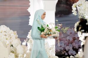 Wany Hasrita Instagram - #SetulusTakdirFattahAmira Saat yang paling saya tunggu adalah dimana Nadia Amira berjumpa dgn cinta hatinya. Dan semalam , akhirnya dia sudah bergelar isteri. Biar setiap cerita disimpan rapi, kita buka lembaran baru. Hiduplah kalian dgn tujuan dan matlamat yang sama, iaitu untuk kita semua dapat berjumpa & berkumpul kembali di Syurga Firdaus nanti, di negeri abadi.
Sayang @amiraaothman Lillahitaāala, walaupun dia muda setahun dr saya, tapi dialah paling kakak, sangat matang, penyabar & tenang orangnya. Saya harap semua yang baik-baik utk dia sekeluarga dunia akhirat.
.
P/s: Alhamdulillah, mlm td sy tak cengeng sgt, sbb dah settle banjir masa rehearsal. šāāļø
.
š : @samm_republic
š : @hayattmarni
šø : @mv4r