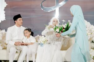 Wany Hasrita Instagram - #SetulusTakdirFattahAmira Saat yang paling saya tunggu adalah dimana Nadia Amira berjumpa dgn cinta hatinya. Dan semalam , akhirnya dia sudah bergelar isteri. Biar setiap cerita disimpan rapi, kita buka lembaran baru. Hiduplah kalian dgn tujuan dan matlamat yang sama, iaitu untuk kita semua dapat berjumpa & berkumpul kembali di Syurga Firdaus nanti, di negeri abadi.
Sayang @amiraaothman Lillahitaāala, walaupun dia muda setahun dr saya, tapi dialah paling kakak, sangat matang, penyabar & tenang orangnya. Saya harap semua yang baik-baik utk dia sekeluarga dunia akhirat.
.
P/s: Alhamdulillah, mlm td sy tak cengeng sgt, sbb dah settle banjir masa rehearsal. šāāļø
.
š : @samm_republic
š : @hayattmarni
šø : @mv4r