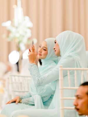 Wany Hasrita Instagram - #SetulusTakdirFattahAmira Saat yang paling saya tunggu adalah dimana Nadia Amira berjumpa dgn cinta hatinya. Dan semalam , akhirnya dia sudah bergelar isteri. Biar setiap cerita disimpan rapi, kita buka lembaran baru. Hiduplah kalian dgn tujuan dan matlamat yang sama, iaitu untuk kita semua dapat berjumpa & berkumpul kembali di Syurga Firdaus nanti, di negeri abadi.
Sayang @amiraaothman Lillahitaāala, walaupun dia muda setahun dr saya, tapi dialah paling kakak, sangat matang, penyabar & tenang orangnya. Saya harap semua yang baik-baik utk dia sekeluarga dunia akhirat.
.
P/s: Alhamdulillah, mlm td sy tak cengeng sgt, sbb dah settle banjir masa rehearsal. šāāļø
.
š : @samm_republic
š : @hayattmarni
šø : @mv4r