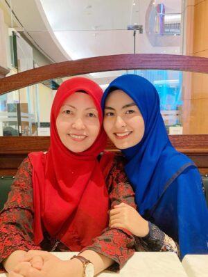 Wany Hasrita Instagram - Iām still her baby daughter. š©µ
Di usia 33 tahun ini, doaku sentiasa sama, moga Allah menghadiahkan ibu ganjaran Syurga Firdaus. Moga setiap detik yang tersisa dipeluk rahmat-Nya, dituntun dengan cahaya berkah serta diberikan kesihatan yang baik. Selamat ulang tahun, ibu. Syukur, masih punya pelukan terhangat di dunia. š¤