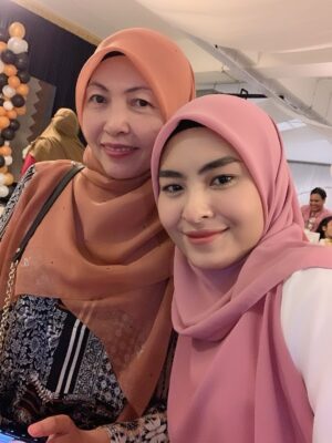 Wany Hasrita Instagram - Iām still her baby daughter. š©µ
Di usia 33 tahun ini, doaku sentiasa sama, moga Allah menghadiahkan ibu ganjaran Syurga Firdaus. Moga setiap detik yang tersisa dipeluk rahmat-Nya, dituntun dengan cahaya berkah serta diberikan kesihatan yang baik. Selamat ulang tahun, ibu. Syukur, masih punya pelukan terhangat di dunia. š¤