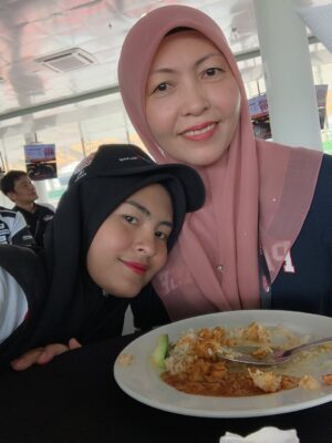 Wany Hasrita Instagram - Iām still her baby daughter. š©µ
Di usia 33 tahun ini, doaku sentiasa sama, moga Allah menghadiahkan ibu ganjaran Syurga Firdaus. Moga setiap detik yang tersisa dipeluk rahmat-Nya, dituntun dengan cahaya berkah serta diberikan kesihatan yang baik. Selamat ulang tahun, ibu. Syukur, masih punya pelukan terhangat di dunia. š¤