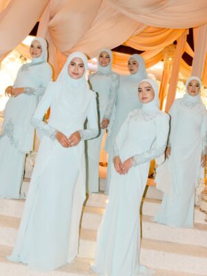 Wany Hasrita Instagram - #SetulusTakdirFattahAmira Saat yang paling saya tunggu adalah dimana Nadia Amira berjumpa dgn cinta hatinya. Dan semalam , akhirnya dia sudah bergelar isteri. Biar setiap cerita disimpan rapi, kita buka lembaran baru. Hiduplah kalian dgn tujuan dan matlamat yang sama, iaitu untuk kita semua dapat berjumpa & berkumpul kembali di Syurga Firdaus nanti, di negeri abadi.
Sayang @amiraaothman Lillahitaāala, walaupun dia muda setahun dr saya, tapi dialah paling kakak, sangat matang, penyabar & tenang orangnya. Saya harap semua yang baik-baik utk dia sekeluarga dunia akhirat.
.
P/s: Alhamdulillah, mlm td sy tak cengeng sgt, sbb dah settle banjir masa rehearsal. šāāļø
.
š : @samm_republic
š : @hayattmarni
šø : @mv4r