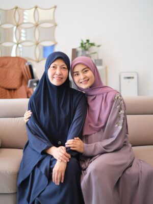 Wany Hasrita Instagram - Iām still her baby daughter. š©µ
Di usia 33 tahun ini, doaku sentiasa sama, moga Allah menghadiahkan ibu ganjaran Syurga Firdaus. Moga setiap detik yang tersisa dipeluk rahmat-Nya, dituntun dengan cahaya berkah serta diberikan kesihatan yang baik. Selamat ulang tahun, ibu. Syukur, masih punya pelukan terhangat di dunia. š¤
