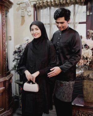 Wany Hasrita Instagram - A million times over, I will always choose you. Selamat hari raya sayang.
.
Outfit by @tujohkuntom