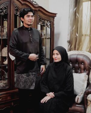 Wany Hasrita Instagram - A million times over, I will always choose you. Selamat hari raya sayang.
.
Outfit by @tujohkuntom