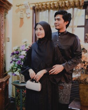 Wany Hasrita Instagram - A million times over, I will always choose you. Selamat hari raya sayang.
.
Outfit by @tujohkuntom