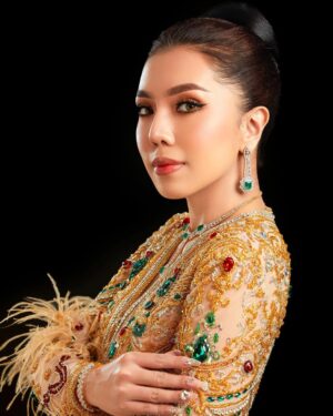 Warso Moe Oo Instagram - 2025 အကယ်ဒမီပွဲတက်ဝတ်စုံလေး
ဒီနှစ်ကို ရွှေရောင်လေးအရမ်းဝတ်ချင်လို့ စီစဉ်ထားတာပါ ❤️💛💚

Dress -Zippy Zenith 
Makeup - Jhonny June 
Jewelry - Sein Nan Daw
Photo - Minn Mon Chan