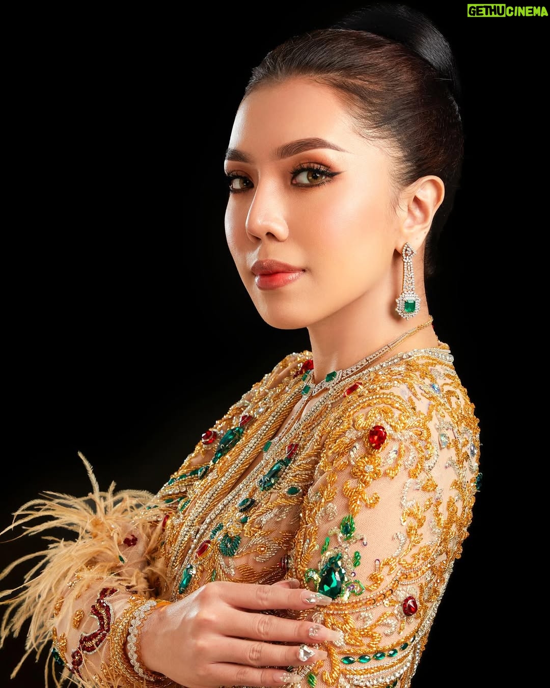 Warso Moe Oo - 1.4K Likes - 2025 အကယ်ဒမီပွဲတက်ဝတ်စုံလေး
ဒီနှစ်ကို ရွှေရောင်လေးအရမ်းဝတ်ချင်လို့ စီစဉ်ထားတာပါ ❤️💛💚

Dress -Zippy Zenith 
Makeup - Jhonny June 
Jewelry - Sein Nan Daw
Photo - Minn Mon Chan