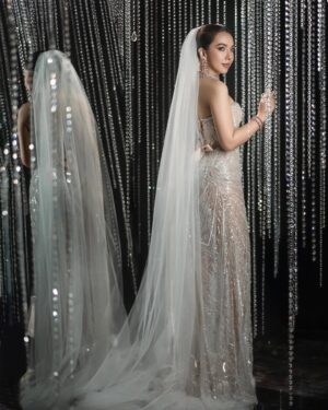 Warso Moe Oo Instagram - အဖြူရောင်သတိုးသမီးလေး👰🏼‍♀️👰🏼‍♀️👰🏼‍♀️

A girl brighter than diamonds💎

💎-Warso Moe Oo
Designer-Shartra SHARTRA Couture
Makeup -May Oo Maung
Jewelry-Aung Tun Shwe Min Nyi Naung - Diamond & Gold Jewellery
Photo- Ko Naing Naing Tun 
Stylist- Ngwa J Fish
Stage design-Lin Lin & Ye Mhan LY floral