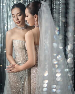 Warso Moe Oo Instagram - အဖြူရောင်သတိုးသမီးလေး👰🏼‍♀️👰🏼‍♀️👰🏼‍♀️

A girl brighter than diamonds💎

💎-Warso Moe Oo
Designer-Shartra SHARTRA Couture
Makeup -May Oo Maung
Jewelry-Aung Tun Shwe Min Nyi Naung - Diamond & Gold Jewellery
Photo- Ko Naing Naing Tun 
Stylist- Ngwa J Fish
Stage design-Lin Lin & Ye Mhan LY floral