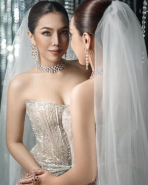 Warso Moe Oo Instagram - အဖြူရောင်သတိုးသမီးလေး👰🏼‍♀️👰🏼‍♀️👰🏼‍♀️

A girl brighter than diamonds💎

💎-Warso Moe Oo
Designer-Shartra SHARTRA Couture
Makeup -May Oo Maung
Jewelry-Aung Tun Shwe Min Nyi Naung - Diamond & Gold Jewellery
Photo- Ko Naing Naing Tun 
Stylist- Ngwa J Fish
Stage design-Lin Lin & Ye Mhan LY floral