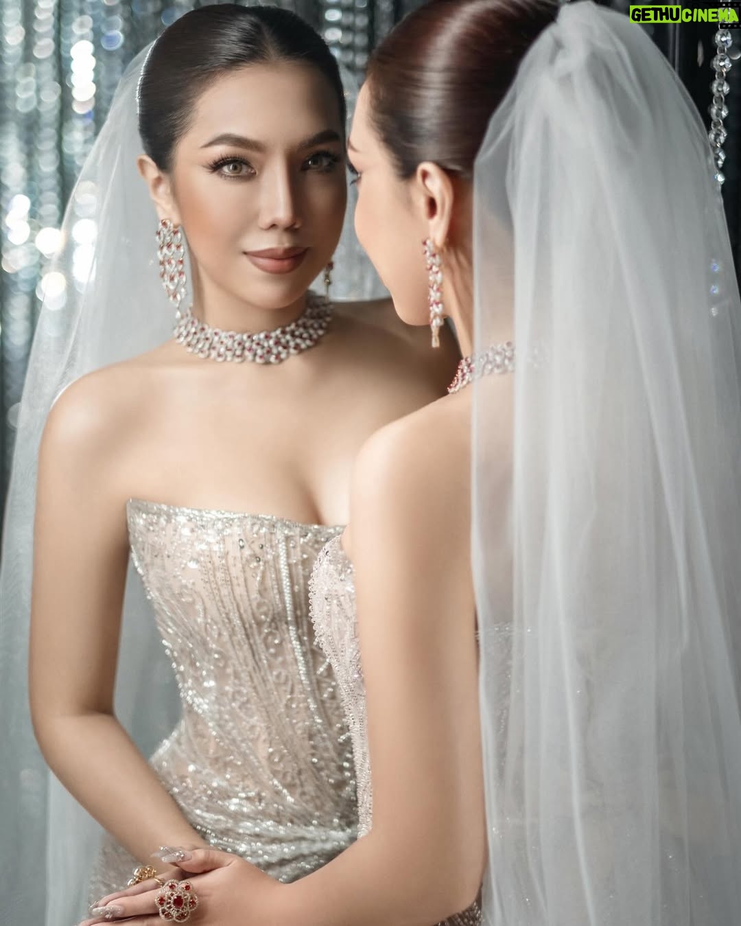 Warso Moe Oo - 536 Likes - အဖြူရောင်သတိုးသမီးလေး👰🏼‍♀️👰🏼‍♀️👰🏼‍♀️

A girl brighter than diamonds💎

💎-Warso Moe Oo
Designer-Shartra SHARTRA Couture
Makeup -May Oo Maung
Jewelry-Aung Tun Shwe Min Nyi Naung - Diamond & Gold Jewellery
Photo- Ko Naing Naing Tun 
Stylist- Ngwa J Fish
Stage design-Lin Lin & Ye Mhan LY floral
