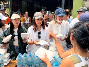 Warso Moe Oo Instagram - ယနေ့ တတ်နိုင်တဲ့ဘက်က လိုအပ်တာလေးတွေလှူပြီး အားပေးစကားလေးတွေပြောခဲ့ရပါတယ် 
Fighting 🙏🏻🙏🏻🙏🏻