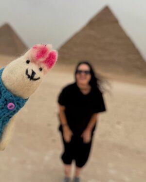 Wendy Ramos Instagram - Cuando era chiquita, ver películas de momias con mi papá era casi un deporte extremo: gritos, sustos y fascinación a mil 😳😬🤩🤯😚
Egipto parecía tan lejano como la luna.
Hoy estoy acá, caminando entre pirámides, hipnotizada con los jeroglíficos y preguntándome si de verdad existen las arenas movedizas (mañana pregunto).
Cada vez que veo el río Nilo por la ventana me siento una niñita de la mano de mi papá. ¡Mira dónde estamos papito! ¡Nos metimos a la película!
No descartes tus sueños por muy locos que parezcan ♥️
1. Hola!
2. Tú mira si viene por allá y yo miro si viene por acá.
3. El museo 🤯
4. Sarcófago
5. Jeroglíficos
6. La esfinge ♥️
7. Pan con papas fritas (open your mind)
8. Ajedrez
9. El pozo donde bebió agua la Sagrada Familia
10. Piedras pulidas como espejos 🌟
11. Feliz de estar aquí