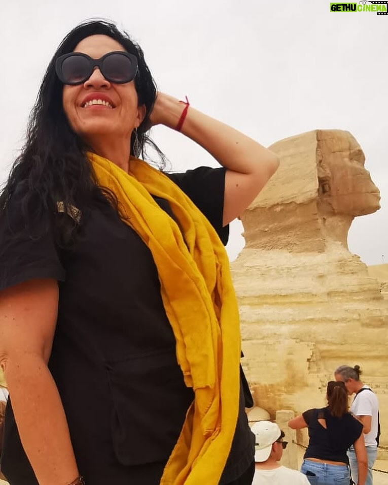 Wendy Ramos - 11.4K Likes - Cuando era chiquita, ver películas de momias con mi papá era casi un deporte extremo: gritos, sustos y fascinación a mil 😳😬🤩🤯😚

Egipto parecía tan lejano como la luna.

Hoy estoy acá, caminando entre pirámides, hipnotizada con los jeroglíficos y preguntándome si de verdad existen las arenas movedizas (mañana pregunto).

Cada vez que veo el río Nilo por la ventana me siento una niñita de la mano de mi papá. ¡Mira dónde estamos papito! ¡Nos metimos a la película! 

No descartes tus sueños por muy locos que parezcan ♥️

1. Hola!
2. Tú mira si viene por allá y yo miro si viene por acá.
3. El museo 🤯
4. Sarcófago 
5. Jeroglíficos 
6. La esfinge ♥️
7. Pan con papas fritas (open your mind)
8. Ajedrez
9. El pozo donde bebió agua la Sagrada Familia 
10. Piedras pulidas como espejos 🌟
11. Feliz de estar aquí