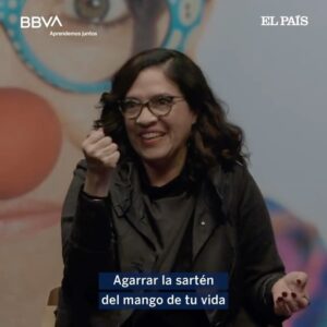 Wendy Ramos Instagram - Un día como hoy en el 2020 salió este video y muchas cosas cambiaron❤️
Fui muy feliz cuando el equipo de @aprendemosjuntosbbva me llamó para hacer una charla para este programa que me encanta!
La hice con mucho cariño, la grabación fue muy bonita con un equipo súper buena onda. Cuando terminé me dijeron que les había encantado y añadieron “prepárate”.
El 15 de septiembre del 2020 me desperté con mil mensajes en mi celular, mil etiquetas en las redes, miles de mensajes hermosos.
He conocido a muchísima gente maravillosa gracias a este video que me abrió puertas al mundo.
Gracias, gracias, gracias por esta oportunidad de conocer a tanta gente bonita ♥️
#AprendemosJuntos #Speaker #Clown #AgarraElMangoDeTuSartén #MiFiestaEsMía