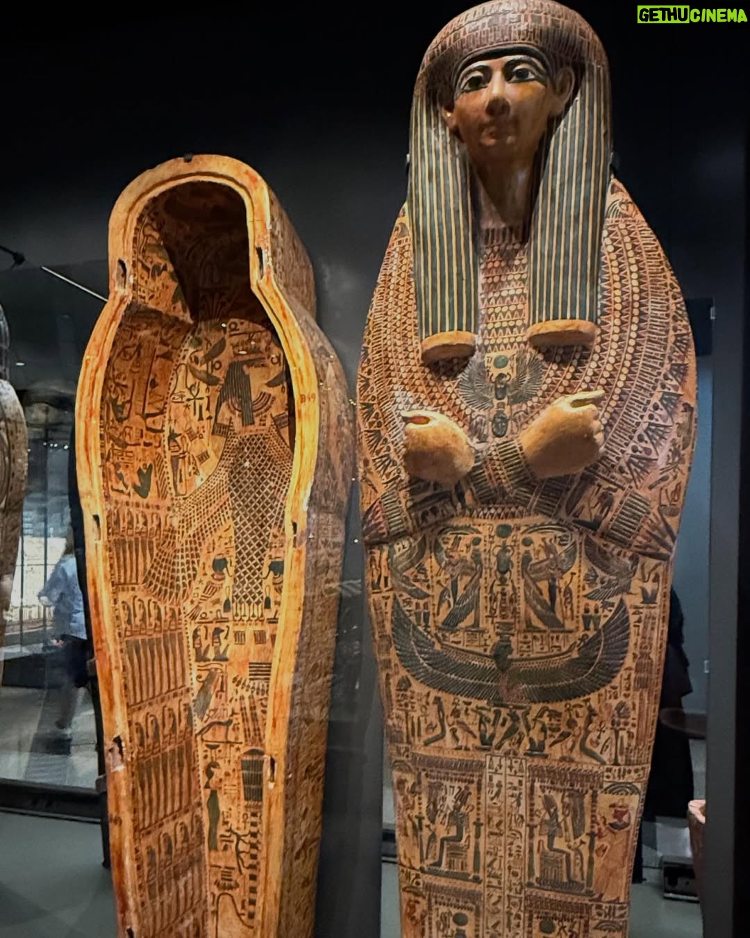 Wendy Ramos - 11.4K Likes - Cuando era chiquita, ver películas de momias con mi papá era casi un deporte extremo: gritos, sustos y fascinación a mil 😳😬🤩🤯😚

Egipto parecía tan lejano como la luna.

Hoy estoy acá, caminando entre pirámides, hipnotizada con los jeroglíficos y preguntándome si de verdad existen las arenas movedizas (mañana pregunto).

Cada vez que veo el río Nilo por la ventana me siento una niñita de la mano de mi papá. ¡Mira dónde estamos papito! ¡Nos metimos a la película! 

No descartes tus sueños por muy locos que parezcan ♥️

1. Hola!
2. Tú mira si viene por allá y yo miro si viene por acá.
3. El museo 🤯
4. Sarcófago 
5. Jeroglíficos 
6. La esfinge ♥️
7. Pan con papas fritas (open your mind)
8. Ajedrez
9. El pozo donde bebió agua la Sagrada Familia 
10. Piedras pulidas como espejos 🌟
11. Feliz de estar aquí