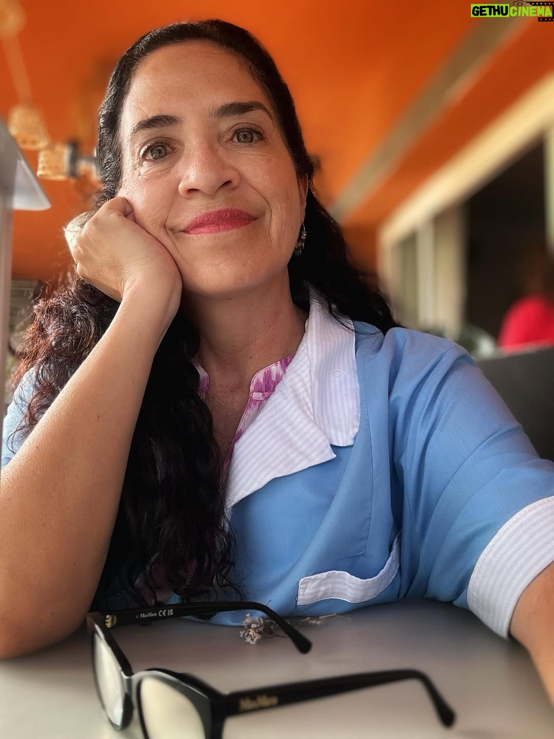 Wendy Ramos - 17.3K Likes - En junio se estrenó la última película de la saga “Padre no hay más que uno”. ¡La número cinco! Y es una peli tan querida que aún sigue en cartelera. 🥳

Es que es un mega éxito. Tanto como las cuatro anteriores 😍😍😍😍😍

La primera vez que llegué a Madrid para trabajar como actriz en esta película fui taan feliz, más que un trabajo, parecían las mejores vacaciones pagadas del mundo mundial. 

Algunos de ustedes han podido verlas, y quiero contarles que todo lo divertido que se ve en la pantalla, pasaba también por detrás.  @ssantiagosegura manejaba este barco con buena mano y buen humor, los niños son todos unos amores, el equipo técnico maravilloso también ⭐️⭐️⭐️⭐️⭐️

Ojalá algún día  Santiago se anime a juntarnos otra vez a todos para seguir la historia de esta familia 🤞🏻

Disfruté mucho de interpretar a Rosaura ♥️ ¡Y en la cinco me pusieron un disfraz de la sirenita! Cómo me he reído con eso!!! 

Muuuuuchas gracias!!! 

#PadreNoHayMásQueUno #Rosaura #BetterCallRosaura