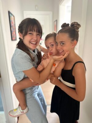 Wendy Ramos Instagram - En junio se estrenó la última película de la saga “Padre no hay más que uno”. ¡La número cinco! Y es una peli tan querida que aún sigue en cartelera. 🥳
Es que es un mega éxito. Tanto como las cuatro anteriores 😍😍😍😍😍
La primera vez que llegué a Madrid para trabajar como actriz en esta película fui taan feliz, más que un trabajo, parecían las mejores vacaciones pagadas del mundo mundial.
Algunos de ustedes han podido verlas, y quiero contarles que todo lo divertido que se ve en la pantalla, pasaba también por detrás. @ssantiagosegura manejaba este barco con buena mano y buen humor, los niños son todos unos amores, el equipo técnico maravilloso también ⭐️⭐️⭐️⭐️⭐️
Ojalá algún día Santiago se anime a juntarnos otra vez a todos para seguir la historia de esta familia 🤞🏻
Disfruté mucho de interpretar a Rosaura ♥️ ¡Y en la cinco me pusieron un disfraz de la sirenita! Cómo me he reído con eso!!!
Muuuuuchas gracias!!!
#PadreNoHayMásQueUno #Rosaura #BetterCallRosaura