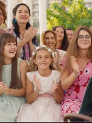 Wendy Ramos Instagram - En junio se estrenó la última película de la saga “Padre no hay más que uno”. ¡La número cinco! Y es una peli tan querida que aún sigue en cartelera. 🥳
Es que es un mega éxito. Tanto como las cuatro anteriores 😍😍😍😍😍
La primera vez que llegué a Madrid para trabajar como actriz en esta película fui taan feliz, más que un trabajo, parecían las mejores vacaciones pagadas del mundo mundial.
Algunos de ustedes han podido verlas, y quiero contarles que todo lo divertido que se ve en la pantalla, pasaba también por detrás. @ssantiagosegura manejaba este barco con buena mano y buen humor, los niños son todos unos amores, el equipo técnico maravilloso también ⭐️⭐️⭐️⭐️⭐️
Ojalá algún día Santiago se anime a juntarnos otra vez a todos para seguir la historia de esta familia 🤞🏻
Disfruté mucho de interpretar a Rosaura ♥️ ¡Y en la cinco me pusieron un disfraz de la sirenita! Cómo me he reído con eso!!!
Muuuuuchas gracias!!!
#PadreNoHayMásQueUno #Rosaura #BetterCallRosaura