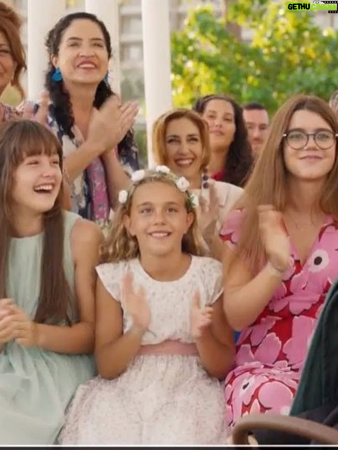 Wendy Ramos - 17.3K Likes - En junio se estrenó la última película de la saga “Padre no hay más que uno”. ¡La número cinco! Y es una peli tan querida que aún sigue en cartelera. 🥳

Es que es un mega éxito. Tanto como las cuatro anteriores 😍😍😍😍😍

La primera vez que llegué a Madrid para trabajar como actriz en esta película fui taan feliz, más que un trabajo, parecían las mejores vacaciones pagadas del mundo mundial. 

Algunos de ustedes han podido verlas, y quiero contarles que todo lo divertido que se ve en la pantalla, pasaba también por detrás.  @ssantiagosegura manejaba este barco con buena mano y buen humor, los niños son todos unos amores, el equipo técnico maravilloso también ⭐️⭐️⭐️⭐️⭐️

Ojalá algún día  Santiago se anime a juntarnos otra vez a todos para seguir la historia de esta familia 🤞🏻

Disfruté mucho de interpretar a Rosaura ♥️ ¡Y en la cinco me pusieron un disfraz de la sirenita! Cómo me he reído con eso!!! 

Muuuuuchas gracias!!! 

#PadreNoHayMásQueUno #Rosaura #BetterCallRosaura