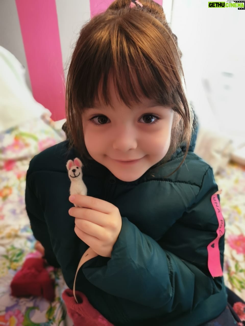 Wendy Ramos - 17.3K Likes - En junio se estrenó la última película de la saga “Padre no hay más que uno”. ¡La número cinco! Y es una peli tan querida que aún sigue en cartelera. 🥳

Es que es un mega éxito. Tanto como las cuatro anteriores 😍😍😍😍😍

La primera vez que llegué a Madrid para trabajar como actriz en esta película fui taan feliz, más que un trabajo, parecían las mejores vacaciones pagadas del mundo mundial. 

Algunos de ustedes han podido verlas, y quiero contarles que todo lo divertido que se ve en la pantalla, pasaba también por detrás.  @ssantiagosegura manejaba este barco con buena mano y buen humor, los niños son todos unos amores, el equipo técnico maravilloso también ⭐️⭐️⭐️⭐️⭐️

Ojalá algún día  Santiago se anime a juntarnos otra vez a todos para seguir la historia de esta familia 🤞🏻

Disfruté mucho de interpretar a Rosaura ♥️ ¡Y en la cinco me pusieron un disfraz de la sirenita! Cómo me he reído con eso!!! 

Muuuuuchas gracias!!! 

#PadreNoHayMásQueUno #Rosaura #BetterCallRosaura
