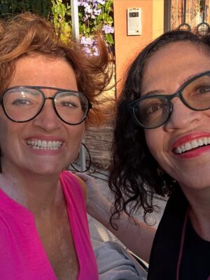 Wendy Ramos Instagram - En junio se estrenó la última película de la saga “Padre no hay más que uno”. ¡La número cinco! Y es una peli tan querida que aún sigue en cartelera. 🥳
Es que es un mega éxito. Tanto como las cuatro anteriores 😍😍😍😍😍
La primera vez que llegué a Madrid para trabajar como actriz en esta película fui taan feliz, más que un trabajo, parecían las mejores vacaciones pagadas del mundo mundial.
Algunos de ustedes han podido verlas, y quiero contarles que todo lo divertido que se ve en la pantalla, pasaba también por detrás. @ssantiagosegura manejaba este barco con buena mano y buen humor, los niños son todos unos amores, el equipo técnico maravilloso también ⭐️⭐️⭐️⭐️⭐️
Ojalá algún día Santiago se anime a juntarnos otra vez a todos para seguir la historia de esta familia 🤞🏻
Disfruté mucho de interpretar a Rosaura ♥️ ¡Y en la cinco me pusieron un disfraz de la sirenita! Cómo me he reído con eso!!!
Muuuuuchas gracias!!!
#PadreNoHayMásQueUno #Rosaura #BetterCallRosaura