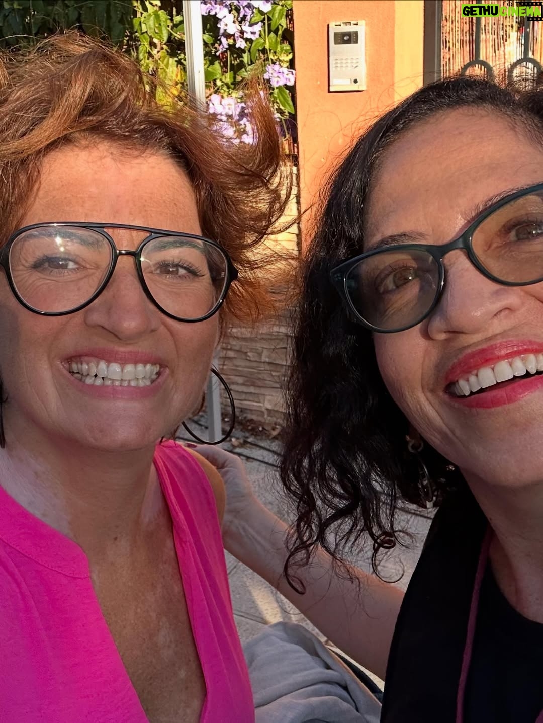 Wendy Ramos - 17.3K Likes - En junio se estrenó la última película de la saga “Padre no hay más que uno”. ¡La número cinco! Y es una peli tan querida que aún sigue en cartelera. 🥳

Es que es un mega éxito. Tanto como las cuatro anteriores 😍😍😍😍😍

La primera vez que llegué a Madrid para trabajar como actriz en esta película fui taan feliz, más que un trabajo, parecían las mejores vacaciones pagadas del mundo mundial. 

Algunos de ustedes han podido verlas, y quiero contarles que todo lo divertido que se ve en la pantalla, pasaba también por detrás.  @ssantiagosegura manejaba este barco con buena mano y buen humor, los niños son todos unos amores, el equipo técnico maravilloso también ⭐️⭐️⭐️⭐️⭐️

Ojalá algún día  Santiago se anime a juntarnos otra vez a todos para seguir la historia de esta familia 🤞🏻

Disfruté mucho de interpretar a Rosaura ♥️ ¡Y en la cinco me pusieron un disfraz de la sirenita! Cómo me he reído con eso!!! 

Muuuuuchas gracias!!! 

#PadreNoHayMásQueUno #Rosaura #BetterCallRosaura