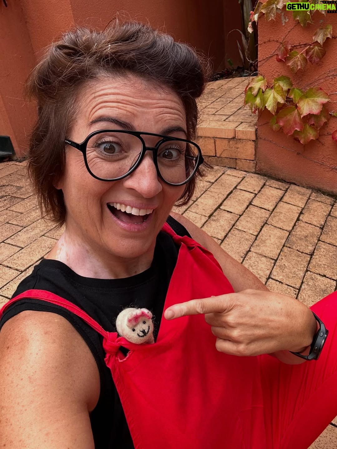 Wendy Ramos - 17.3K Likes - En junio se estrenó la última película de la saga “Padre no hay más que uno”. ¡La número cinco! Y es una peli tan querida que aún sigue en cartelera. 🥳

Es que es un mega éxito. Tanto como las cuatro anteriores 😍😍😍😍😍

La primera vez que llegué a Madrid para trabajar como actriz en esta película fui taan feliz, más que un trabajo, parecían las mejores vacaciones pagadas del mundo mundial. 

Algunos de ustedes han podido verlas, y quiero contarles que todo lo divertido que se ve en la pantalla, pasaba también por detrás.  @ssantiagosegura manejaba este barco con buena mano y buen humor, los niños son todos unos amores, el equipo técnico maravilloso también ⭐️⭐️⭐️⭐️⭐️

Ojalá algún día  Santiago se anime a juntarnos otra vez a todos para seguir la historia de esta familia 🤞🏻

Disfruté mucho de interpretar a Rosaura ♥️ ¡Y en la cinco me pusieron un disfraz de la sirenita! Cómo me he reído con eso!!! 

Muuuuuchas gracias!!! 

#PadreNoHayMásQueUno #Rosaura #BetterCallRosaura
