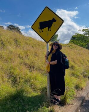 Wendy Ramos Instagram - Nueva Zelanda me ha dejado sorprendida, feliz y relajada 🥰
Vuelvo llena de imágenes hermosas y muchos amigos nuevecitos ♥️
En mis historias les estuve contando todo pasito a pasito, suave suavecito, acá va el resumen 🤓
1. Tuve una clase de Haka. Ese fue el motivo principal de este viaje y fue maravillosooooooOooo ♥️
2. Fui a Hobbiton!!! Y te dejan entrar a algunas casitas por dentro 🥰
3. Vi tantos y tantos cisnes negros 🖤
4. Gracias amiga Mais por llevarme un sombrerito para el sol calcinante, te quiero ❤️
5. Miraaaa 🐮
6. Con the real vaquita 🐄
7. Vi dos kiwis 🫠 uno grande y uno chiquitito. No dejaban tomar fotos. Esa es un reproducción igualita al que vi 🩷
8. Fui al jardín botánico en Christchurch 🌸🌺🪷💐🪻
9. Mis amigos nuevecitos 🥰
10. Amé ese lugar pequeñito con arroyo, cisnes negros y mis nuevas zapatillas amarillas que compré ese día 💛
11. Un poquito de Queenstown 🥳
12. El cuarto más lindo que me tocó en MountCook 🤩
13. El atardecer más lindo en Queenstown 🌞
14. Vi la vía láctea con mis ojitos!!!! Mount Cook. Fue maravillosooooo🌟🌟🌟(la foto es de Google porque no dejaban tomar fotos)
15. Esta foto grafica muy bien como me he sentido allí. Enamorada de Nueva Zelanda ♥️