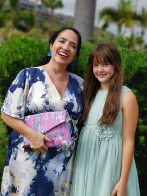Wendy Ramos Instagram - En junio se estrenó la última película de la saga “Padre no hay más que uno”. ¡La número cinco! Y es una peli tan querida que aún sigue en cartelera. 🥳
Es que es un mega éxito. Tanto como las cuatro anteriores 😍😍😍😍😍
La primera vez que llegué a Madrid para trabajar como actriz en esta película fui taan feliz, más que un trabajo, parecían las mejores vacaciones pagadas del mundo mundial.
Algunos de ustedes han podido verlas, y quiero contarles que todo lo divertido que se ve en la pantalla, pasaba también por detrás. @ssantiagosegura manejaba este barco con buena mano y buen humor, los niños son todos unos amores, el equipo técnico maravilloso también ⭐️⭐️⭐️⭐️⭐️
Ojalá algún día Santiago se anime a juntarnos otra vez a todos para seguir la historia de esta familia 🤞🏻
Disfruté mucho de interpretar a Rosaura ♥️ ¡Y en la cinco me pusieron un disfraz de la sirenita! Cómo me he reído con eso!!!
Muuuuuchas gracias!!!
#PadreNoHayMásQueUno #Rosaura #BetterCallRosaura