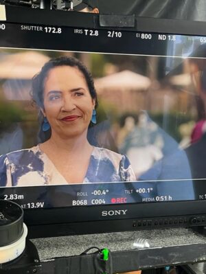 Wendy Ramos Instagram - En junio se estrenó la última película de la saga “Padre no hay más que uno”. ¡La número cinco! Y es una peli tan querida que aún sigue en cartelera. 🥳
Es que es un mega éxito. Tanto como las cuatro anteriores 😍😍😍😍😍
La primera vez que llegué a Madrid para trabajar como actriz en esta película fui taan feliz, más que un trabajo, parecían las mejores vacaciones pagadas del mundo mundial.
Algunos de ustedes han podido verlas, y quiero contarles que todo lo divertido que se ve en la pantalla, pasaba también por detrás. @ssantiagosegura manejaba este barco con buena mano y buen humor, los niños son todos unos amores, el equipo técnico maravilloso también ⭐️⭐️⭐️⭐️⭐️
Ojalá algún día Santiago se anime a juntarnos otra vez a todos para seguir la historia de esta familia 🤞🏻
Disfruté mucho de interpretar a Rosaura ♥️ ¡Y en la cinco me pusieron un disfraz de la sirenita! Cómo me he reído con eso!!!
Muuuuuchas gracias!!!
#PadreNoHayMásQueUno #Rosaura #BetterCallRosaura
