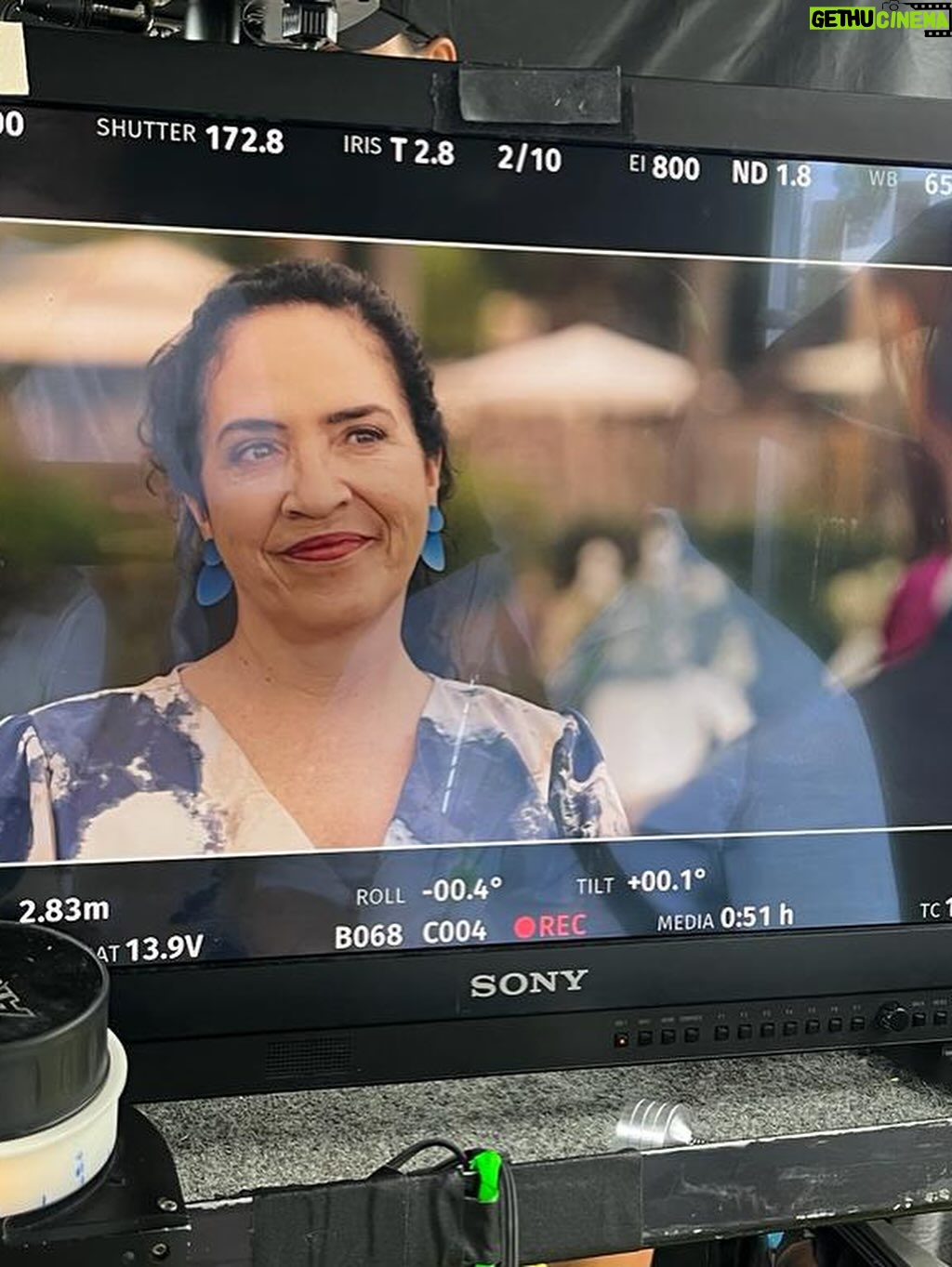Wendy Ramos - 17.3K Likes - En junio se estrenó la última película de la saga “Padre no hay más que uno”. ¡La número cinco! Y es una peli tan querida que aún sigue en cartelera. 🥳

Es que es un mega éxito. Tanto como las cuatro anteriores 😍😍😍😍😍

La primera vez que llegué a Madrid para trabajar como actriz en esta película fui taan feliz, más que un trabajo, parecían las mejores vacaciones pagadas del mundo mundial. 

Algunos de ustedes han podido verlas, y quiero contarles que todo lo divertido que se ve en la pantalla, pasaba también por detrás.  @ssantiagosegura manejaba este barco con buena mano y buen humor, los niños son todos unos amores, el equipo técnico maravilloso también ⭐️⭐️⭐️⭐️⭐️

Ojalá algún día  Santiago se anime a juntarnos otra vez a todos para seguir la historia de esta familia 🤞🏻

Disfruté mucho de interpretar a Rosaura ♥️ ¡Y en la cinco me pusieron un disfraz de la sirenita! Cómo me he reído con eso!!! 

Muuuuuchas gracias!!! 

#PadreNoHayMásQueUno #Rosaura #BetterCallRosaura