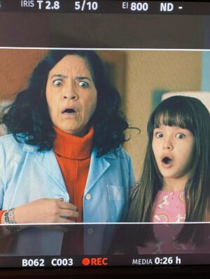 Wendy Ramos Instagram - En junio se estrenó la última película de la saga “Padre no hay más que uno”. ¡La número cinco! Y es una peli tan querida que aún sigue en cartelera. 🥳
Es que es un mega éxito. Tanto como las cuatro anteriores 😍😍😍😍😍
La primera vez que llegué a Madrid para trabajar como actriz en esta película fui taan feliz, más que un trabajo, parecían las mejores vacaciones pagadas del mundo mundial.
Algunos de ustedes han podido verlas, y quiero contarles que todo lo divertido que se ve en la pantalla, pasaba también por detrás. @ssantiagosegura manejaba este barco con buena mano y buen humor, los niños son todos unos amores, el equipo técnico maravilloso también ⭐️⭐️⭐️⭐️⭐️
Ojalá algún día Santiago se anime a juntarnos otra vez a todos para seguir la historia de esta familia 🤞🏻
Disfruté mucho de interpretar a Rosaura ♥️ ¡Y en la cinco me pusieron un disfraz de la sirenita! Cómo me he reído con eso!!!
Muuuuuchas gracias!!!
#PadreNoHayMásQueUno #Rosaura #BetterCallRosaura