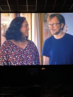 Wendy Ramos Instagram - En junio se estrenó la última película de la saga “Padre no hay más que uno”. ¡La número cinco! Y es una peli tan querida que aún sigue en cartelera. 🥳
Es que es un mega éxito. Tanto como las cuatro anteriores 😍😍😍😍😍
La primera vez que llegué a Madrid para trabajar como actriz en esta película fui taan feliz, más que un trabajo, parecían las mejores vacaciones pagadas del mundo mundial.
Algunos de ustedes han podido verlas, y quiero contarles que todo lo divertido que se ve en la pantalla, pasaba también por detrás. @ssantiagosegura manejaba este barco con buena mano y buen humor, los niños son todos unos amores, el equipo técnico maravilloso también ⭐️⭐️⭐️⭐️⭐️
Ojalá algún día Santiago se anime a juntarnos otra vez a todos para seguir la historia de esta familia 🤞🏻
Disfruté mucho de interpretar a Rosaura ♥️ ¡Y en la cinco me pusieron un disfraz de la sirenita! Cómo me he reído con eso!!!
Muuuuuchas gracias!!!
#PadreNoHayMásQueUno #Rosaura #BetterCallRosaura