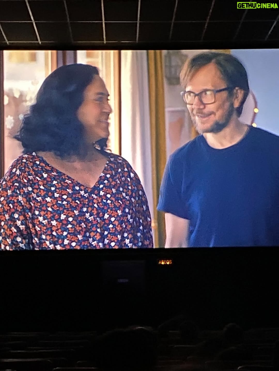 Wendy Ramos - 17.3K Likes - En junio se estrenó la última película de la saga “Padre no hay más que uno”. ¡La número cinco! Y es una peli tan querida que aún sigue en cartelera. 🥳

Es que es un mega éxito. Tanto como las cuatro anteriores 😍😍😍😍😍

La primera vez que llegué a Madrid para trabajar como actriz en esta película fui taan feliz, más que un trabajo, parecían las mejores vacaciones pagadas del mundo mundial. 

Algunos de ustedes han podido verlas, y quiero contarles que todo lo divertido que se ve en la pantalla, pasaba también por detrás.  @ssantiagosegura manejaba este barco con buena mano y buen humor, los niños son todos unos amores, el equipo técnico maravilloso también ⭐️⭐️⭐️⭐️⭐️

Ojalá algún día  Santiago se anime a juntarnos otra vez a todos para seguir la historia de esta familia 🤞🏻

Disfruté mucho de interpretar a Rosaura ♥️ ¡Y en la cinco me pusieron un disfraz de la sirenita! Cómo me he reído con eso!!! 

Muuuuuchas gracias!!! 

#PadreNoHayMásQueUno #Rosaura #BetterCallRosaura