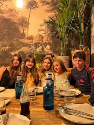 Wendy Ramos Instagram - En junio se estrenó la última película de la saga “Padre no hay más que uno”. ¡La número cinco! Y es una peli tan querida que aún sigue en cartelera. 🥳
Es que es un mega éxito. Tanto como las cuatro anteriores 😍😍😍😍😍
La primera vez que llegué a Madrid para trabajar como actriz en esta película fui taan feliz, más que un trabajo, parecían las mejores vacaciones pagadas del mundo mundial.
Algunos de ustedes han podido verlas, y quiero contarles que todo lo divertido que se ve en la pantalla, pasaba también por detrás. @ssantiagosegura manejaba este barco con buena mano y buen humor, los niños son todos unos amores, el equipo técnico maravilloso también ⭐️⭐️⭐️⭐️⭐️
Ojalá algún día Santiago se anime a juntarnos otra vez a todos para seguir la historia de esta familia 🤞🏻
Disfruté mucho de interpretar a Rosaura ♥️ ¡Y en la cinco me pusieron un disfraz de la sirenita! Cómo me he reído con eso!!!
Muuuuuchas gracias!!!
#PadreNoHayMásQueUno #Rosaura #BetterCallRosaura