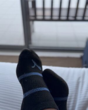 Wendy Ramos Instagram - Nueva Zelanda me ha dejado sorprendida, feliz y relajada 🥰
Vuelvo llena de imágenes hermosas y muchos amigos nuevecitos ♥️
En mis historias les estuve contando todo pasito a pasito, suave suavecito, acá va el resumen 🤓
1. Tuve una clase de Haka. Ese fue el motivo principal de este viaje y fue maravillosooooooOooo ♥️
2. Fui a Hobbiton!!! Y te dejan entrar a algunas casitas por dentro 🥰
3. Vi tantos y tantos cisnes negros 🖤
4. Gracias amiga Mais por llevarme un sombrerito para el sol calcinante, te quiero ❤️
5. Miraaaa 🐮
6. Con the real vaquita 🐄
7. Vi dos kiwis 🫠 uno grande y uno chiquitito. No dejaban tomar fotos. Esa es un reproducción igualita al que vi 🩷
8. Fui al jardín botánico en Christchurch 🌸🌺🪷💐🪻
9. Mis amigos nuevecitos 🥰
10. Amé ese lugar pequeñito con arroyo, cisnes negros y mis nuevas zapatillas amarillas que compré ese día 💛
11. Un poquito de Queenstown 🥳
12. El cuarto más lindo que me tocó en MountCook 🤩
13. El atardecer más lindo en Queenstown 🌞
14. Vi la vía láctea con mis ojitos!!!! Mount Cook. Fue maravillosooooo🌟🌟🌟(la foto es de Google porque no dejaban tomar fotos)
15. Esta foto grafica muy bien como me he sentido allí. Enamorada de Nueva Zelanda ♥️