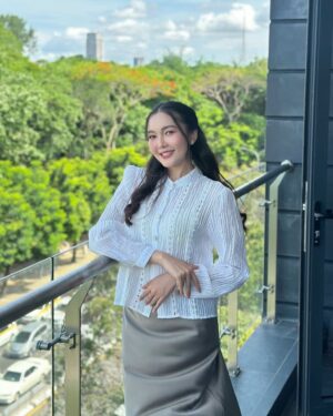 Wint Yamone Naing Instagram - ညနေခင်းရဲ့လေပြေထဲမှာ မိုမိုဆံနွယ်တွေတောင်ပံဖြန့်တဲ့အခါ 🕊️