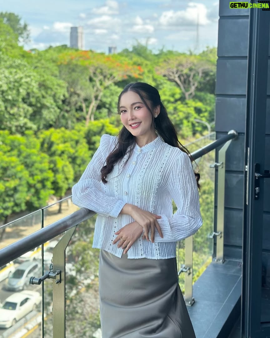Wint Yamone Naing - 571 Likes - ညနေခင်းရဲ့လေပြေထဲမှာ မိုမိုဆံနွယ်တွေတောင်ပံဖြန့်တဲ့အခါ 🕊️