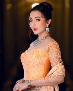 Wint Yamone Naing Instagram - အမျိုးသမီးတစ်ယောက်ရဲ့အလှဆုံးအချိန်ကဘယ်ချိန်လဲ 🧡
Zwal and Sai Fashion Collection Mandalay