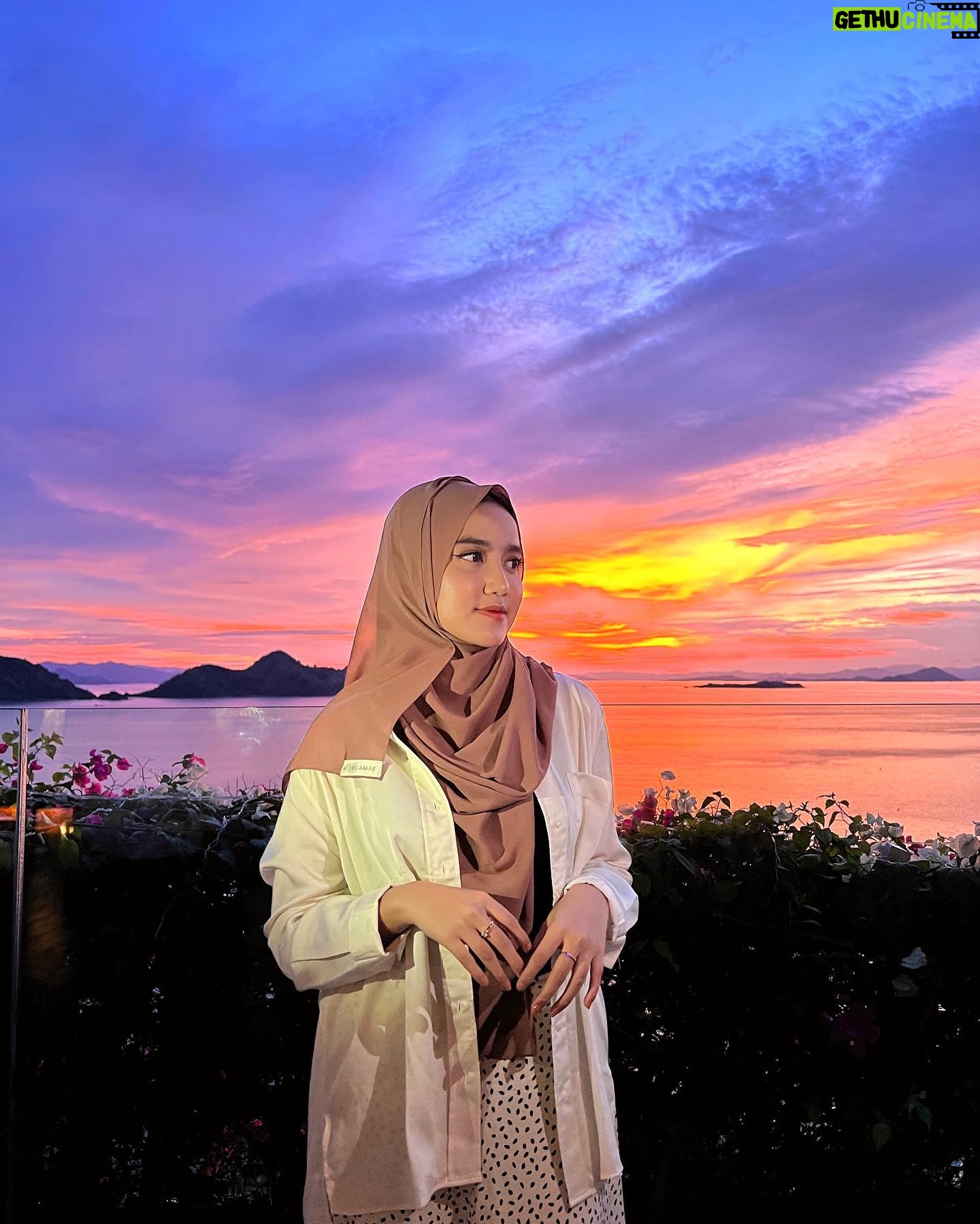 Wirda Mansur - 286.8K Likes - Bahkan ga butuh filter 😍✨
Masya Allah..