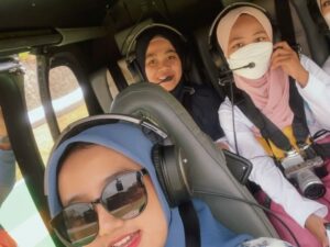Wirda Mansur Instagram - Naik 🚁 check! Alhamdulillah kemarin bersama @naya1402 & @afifah_apriliana14 MABers yang menang reward Trip Bali @millennialantibokek
Gue seneng banget ngajak kawan-kawan di MAB untuk membangun impian & berafirmasi. Datengin tempat keren, mewah, bagus, lalu afirmasi besok kita yang punya, yang bikin, yang usaha 😁
Alhamdulillah kali ini bisa beneran bawa MABers buat rasain langsung, dan afirmasi di TKP 😁 kelak bakal jadi Nyonya Nyonya besar, insya Allah.. jadi Menteri Pariwisata 😁 ngebangkitin ekonomi tiap lini, dan ngidupin pariwisata di berbagai Kota, Tanah Air, Aamiin..
Kalau kalian, impian & afirmasinya apa? 😍❤️