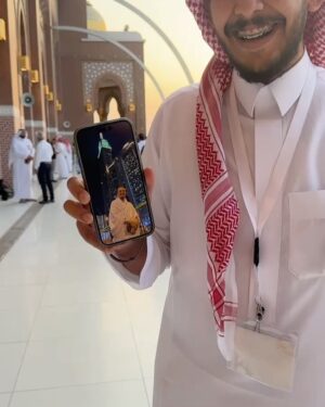 Wirda Mansur Instagram - Nanti sore waktu Indo, insyaaAllah sekitar jam 16:00/16:30 WIB, jamaah Haji akan wukuf di Arafah. Puncaknya Haji. Dibuka pintu pintu doa, jadi perbanyak baca doa yaaaa, amalan yang bisa dilakukan : baca istighfar sebanyak banyaknya, doa untuk segala hajat dunia akhirat, dan baca Al-Ikhlas 1000x (haid juga bisa tetep lakuin).
Alhamdulillah ya Allah, tepat 1 tahun momen Haji, 2024 lalu. Tiap kali hati sedih, gelisah, langsung inget momen momen ini. Betapa keajaiban Allah itu luar biasa, gimana bisa? Haji gratis, fasilitas terbaik, undangan Kerajaan, di usia sangat belia. Wasilah doa, keberkahan, dan kebaikan Papah Mamah, yang senantiasa mengalir tanpa henti. Tiap kali hati sempit, selalu teringat momen ini. Dibuat untuk kembali membuka mata, betapa Allah sayang. Betapa Allah punya rahmat yang luas, rasanya, gak pantes untuk sedih, kecil hati, sempit 🤗🤲🏻
Ya Allah, kabulkan doa dan hajat teman temanku. Tanpa terkecuali. Penuhi mereka dengan keridhoanMu, kebahagiaan, keimanan, rasa syukur, keselamatan dunia akhirat, dari masalah, bala, bencana, musibah. Panjangkan umurnya dan wafatkan dalam keadaan baik, dan diterima. Cukupkan mereka, lapangkan rezekinya, dan buat teman temanku juga merasakan keajaibanMu ya Allah.
Jangan lupa ya, ntar sore, banyakin doa. Titip doa buatku juga 🤍